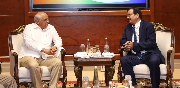 Gujarat CM discusses MD, Petronet LNG Ltd